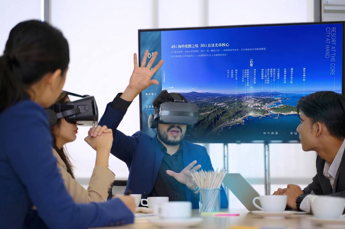 接待中心人員操作現場觸控 VR 導覽應用